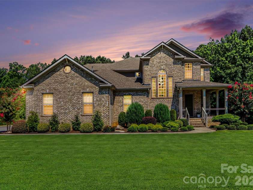122 Campanile Drive, Mooresville, NC 28117.  MLS# CAR4405204, YatesRealty ID 40104. Pristine front yard