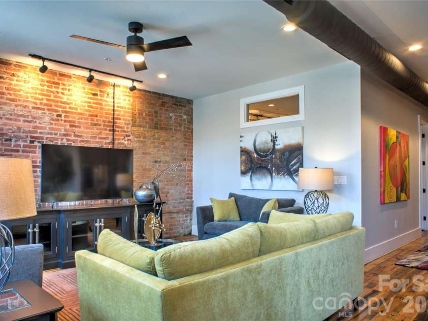17 Market Street, Asheville, NC 28801.  MLS# CAR4405563, YatesRealty ID 40105. 