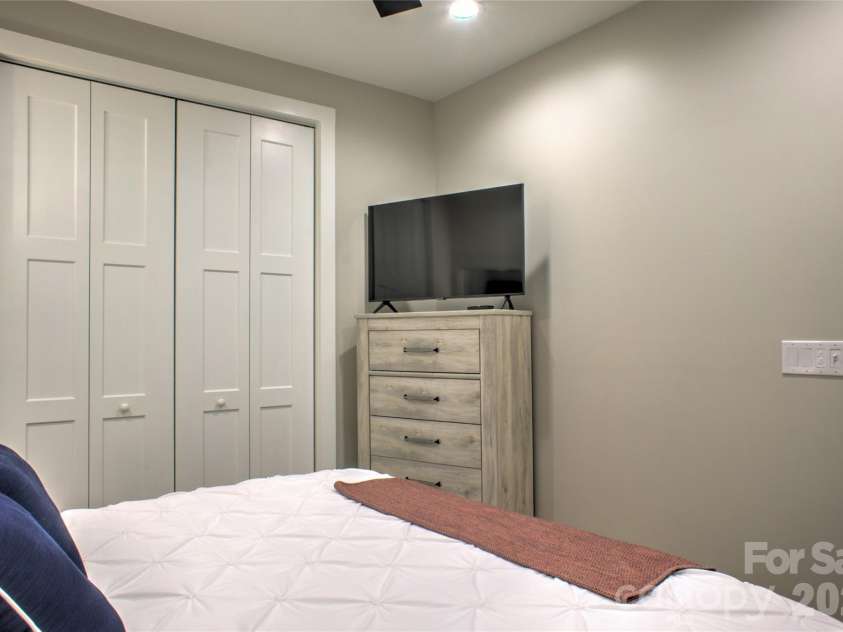 17 Market Street, Asheville, NC 28801.  MLS# CAR4405563, YatesRealty ID 40105. 