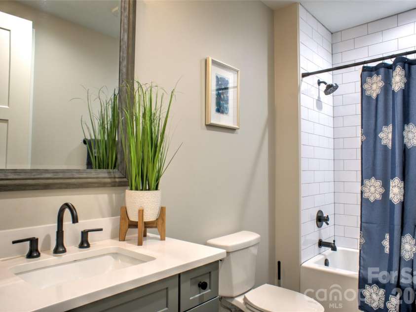 17 Market Street, Asheville, NC 28801.  MLS# CAR4405563, YatesRealty ID 40105. 