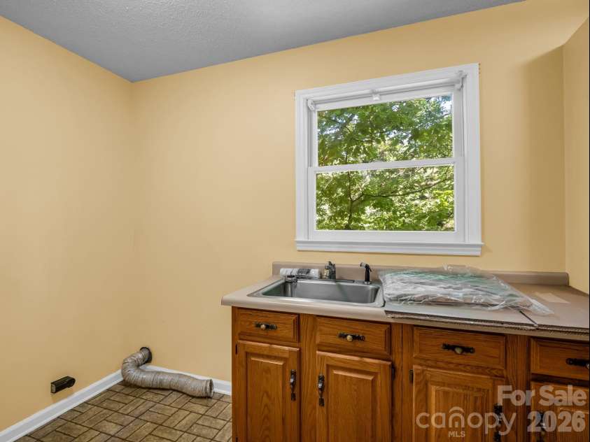 154 Breeze Hill, Rutherfordton, NC 28139.  MLS# CAR4405973, YatesRealty ID 40106. 