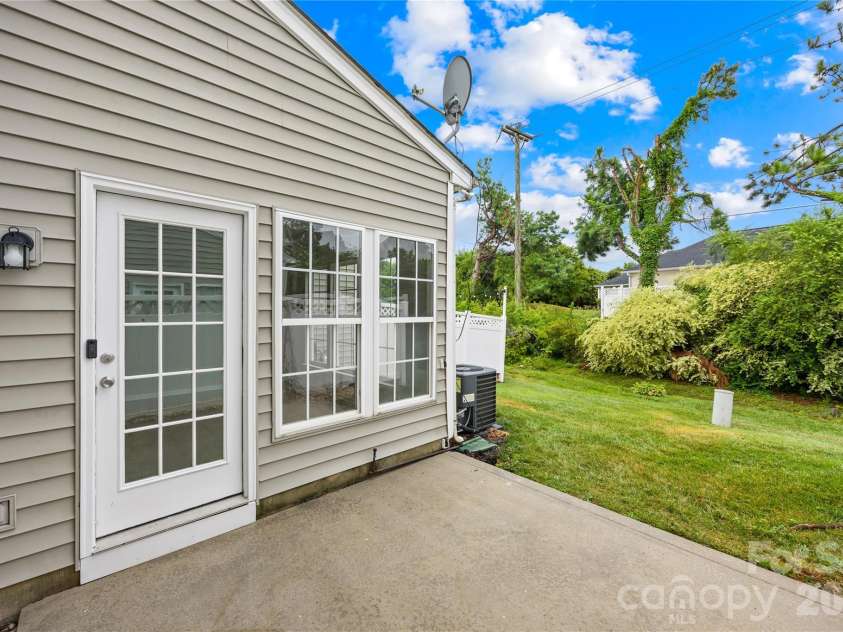 10011 Alexander Martin Avenue, Charlotte, NC 28277.  MLS# CAR4407892, YatesRealty ID 40111. 