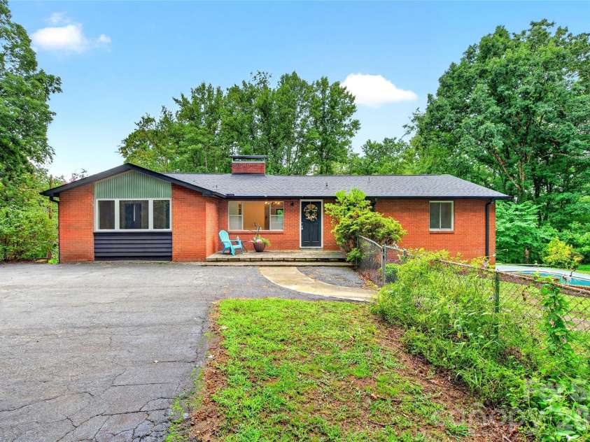 40 Mintz Lane, Swannanoa, NC 28778.  MLS# CAR4408278, YatesRealty ID 40114. 
