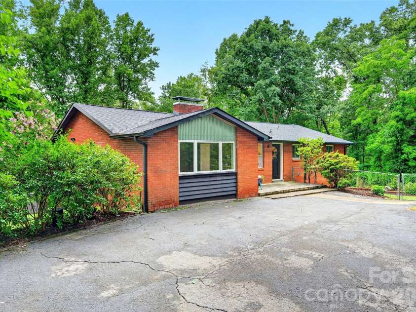 40 Mintz Lane, Swannanoa, NC 28778.  MLS# CAR4408278, YatesRealty ID 40114. 