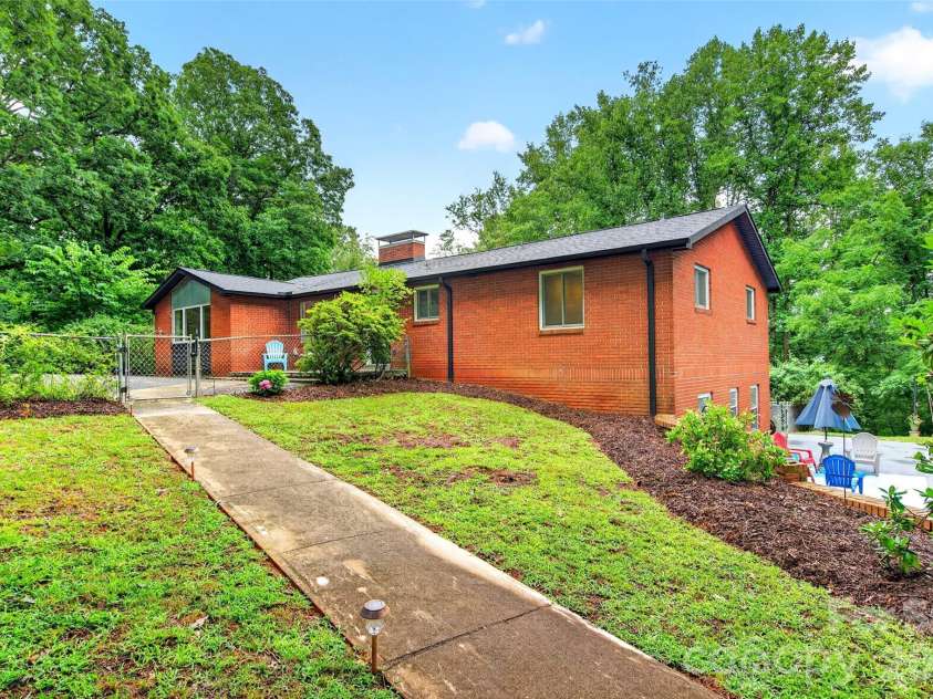 40 Mintz Lane, Swannanoa, NC 28778.  MLS# CAR4408278, YatesRealty ID 40114. 