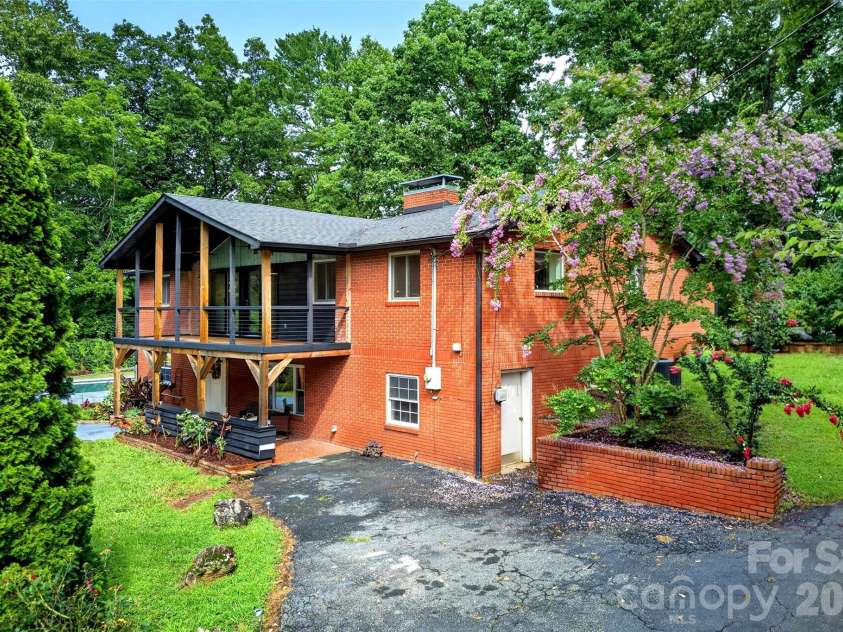 40 Mintz Lane, Swannanoa, NC 28778.  MLS# CAR4408278, YatesRealty ID 40114. 