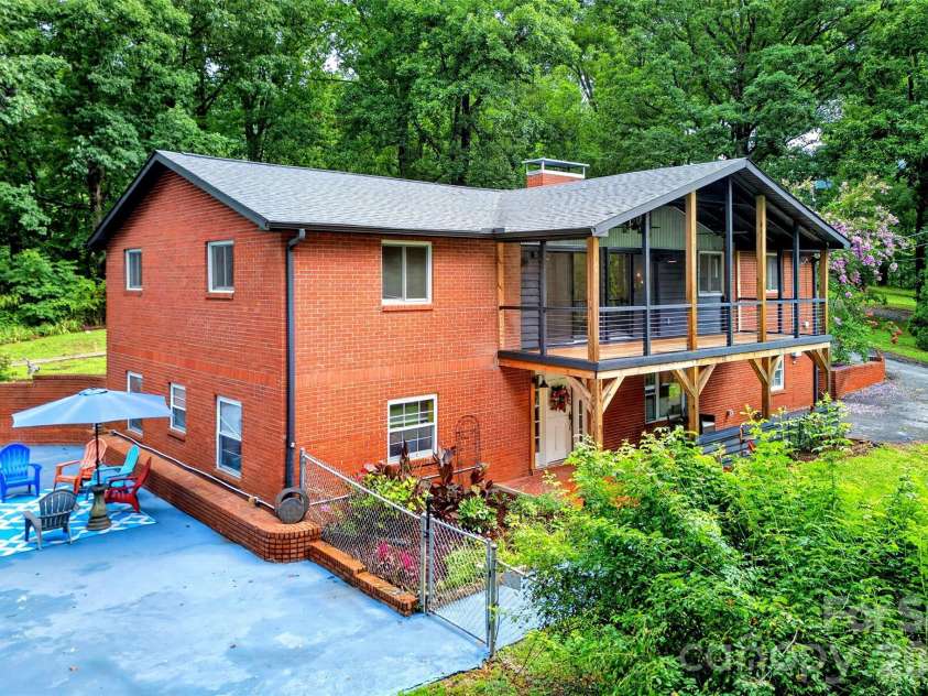 40 Mintz Lane, Swannanoa, NC 28778.  MLS# CAR4408278, YatesRealty ID 40114. 