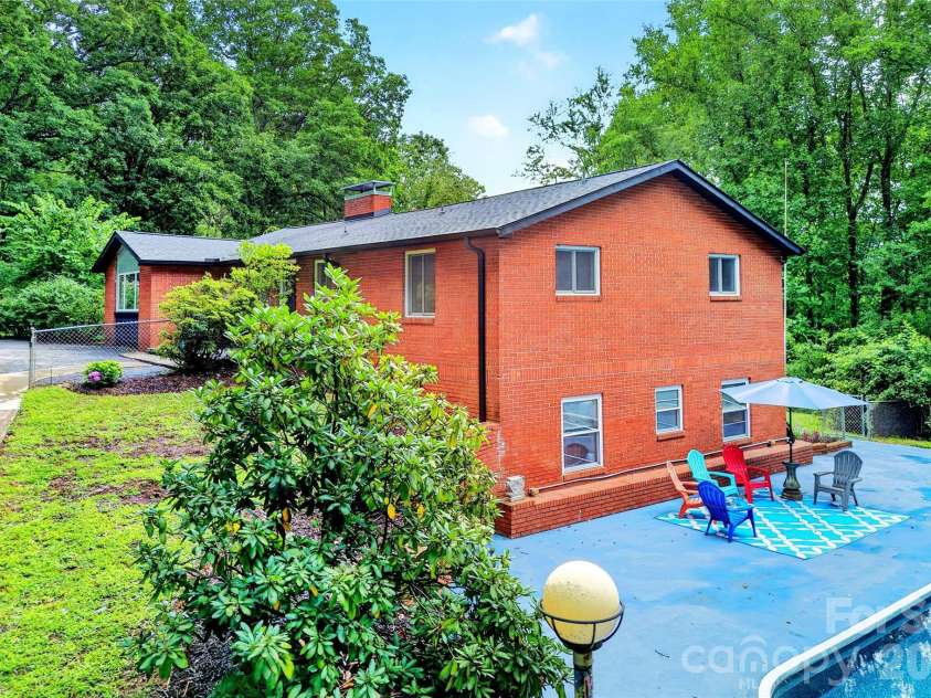 40 Mintz Lane, Swannanoa, NC 28778.  MLS# CAR4408278, YatesRealty ID 40114. 