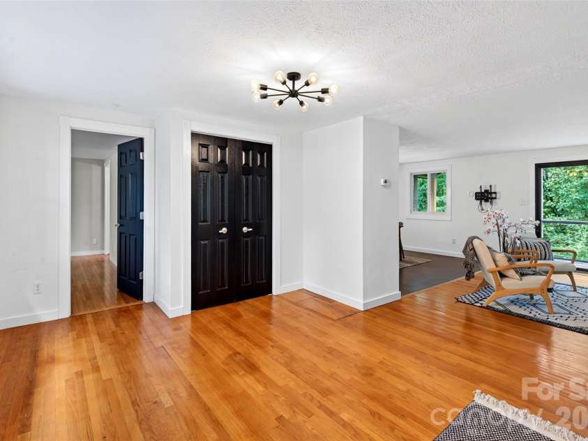 40 Mintz Lane, Swannanoa, NC 28778.  MLS# CAR4408278, YatesRealty ID 40114. 