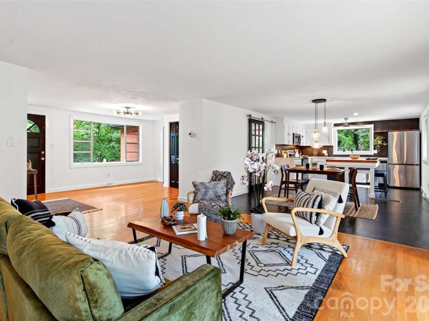 40 Mintz Lane, Swannanoa, NC 28778.  MLS# CAR4408278, YatesRealty ID 40114. 