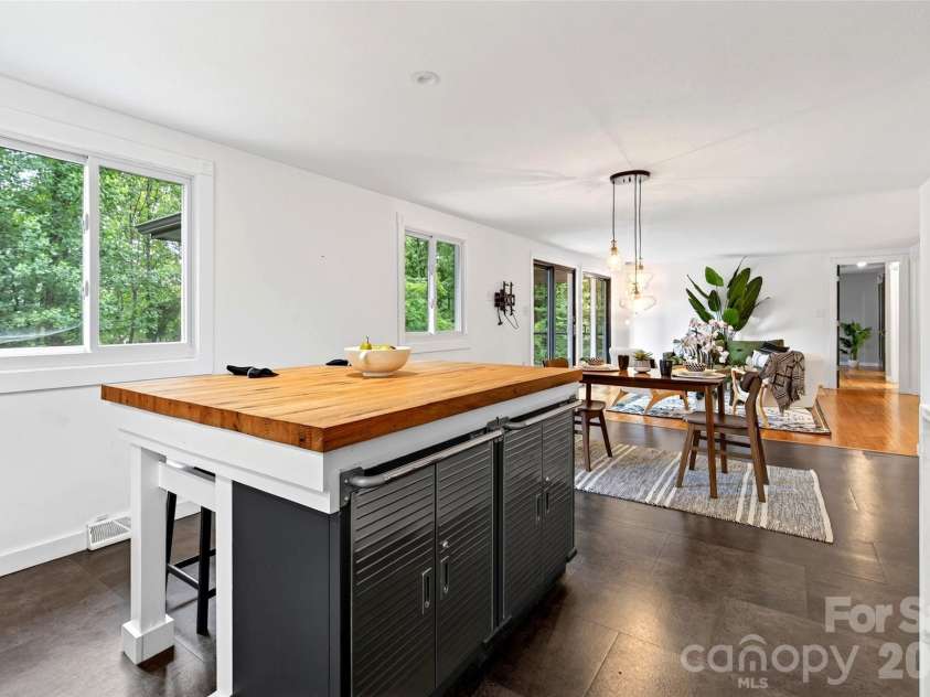 40 Mintz Lane, Swannanoa, NC 28778.  MLS# CAR4408278, YatesRealty ID 40114. 