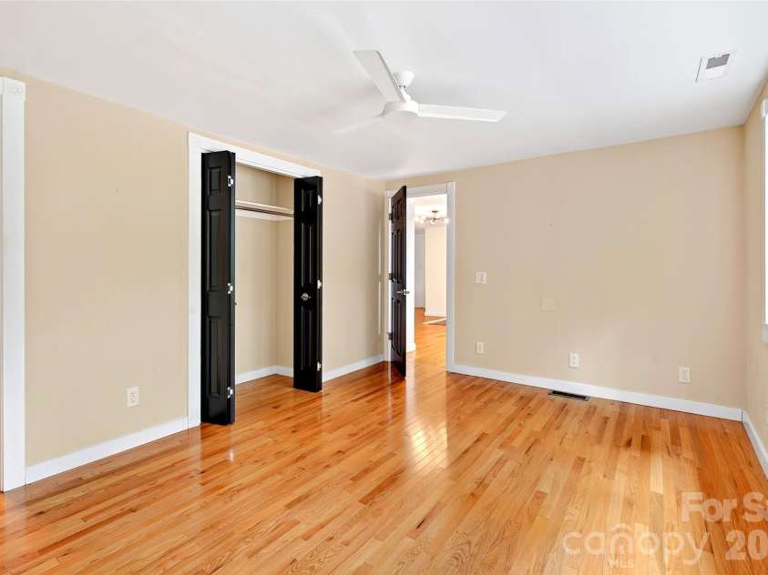 40 Mintz Lane, Swannanoa, NC 28778.  MLS# CAR4408278, YatesRealty ID 40114. 
