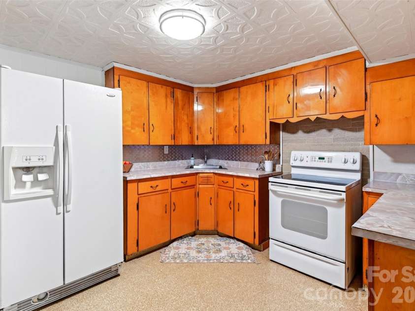 40 Mintz Lane, Swannanoa, NC 28778.  MLS# CAR4408278, YatesRealty ID 40114. 