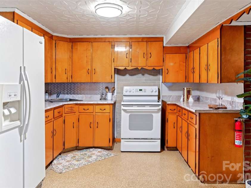 40 Mintz Lane, Swannanoa, NC 28778.  MLS# CAR4408278, YatesRealty ID 40114. 