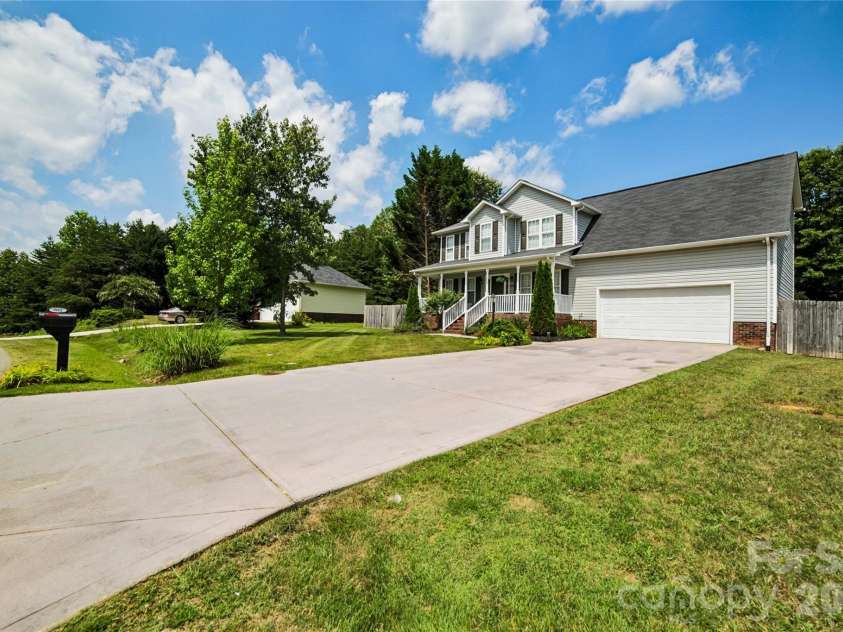 3552 Navajo Drive, Maiden, NC 28650.  MLS# CAR4399962, YatesRealty ID 40118. 