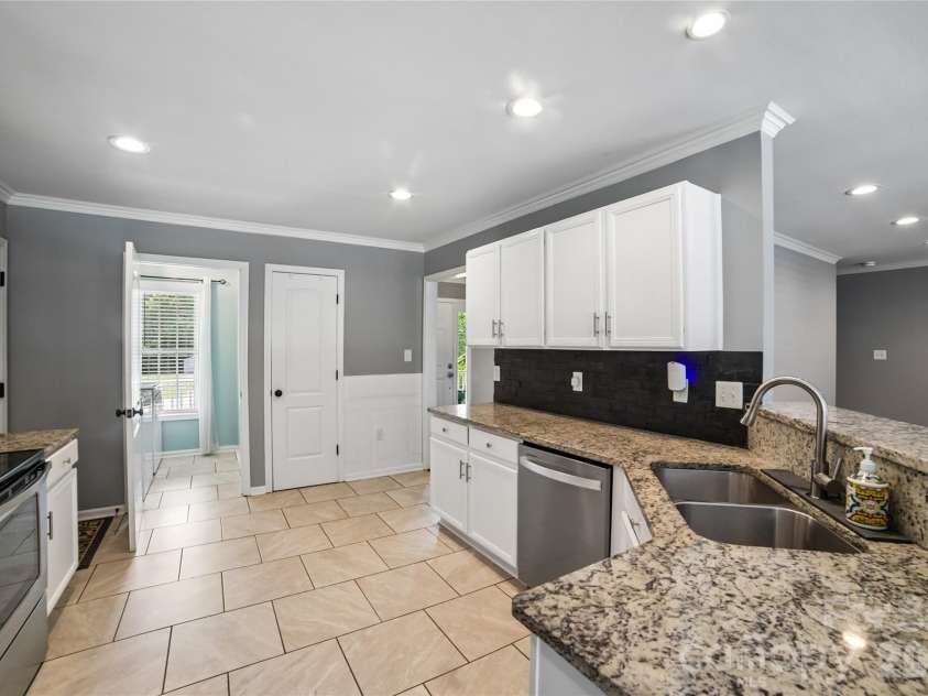 3552 Navajo Drive, Maiden, NC 28650.  MLS# CAR4399962, YatesRealty ID 40118. 