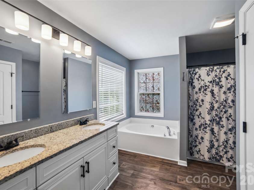 3552 Navajo Drive, Maiden, NC 28650.  MLS# CAR4399962, YatesRealty ID 40118. 