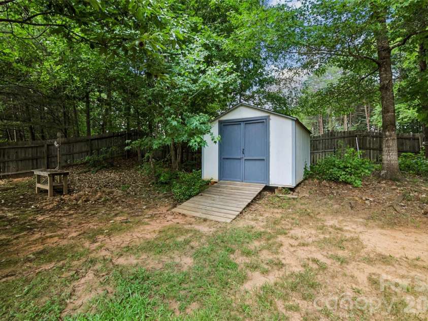 3552 Navajo Drive, Maiden, NC 28650.  MLS# CAR4399962, YatesRealty ID 40118. 