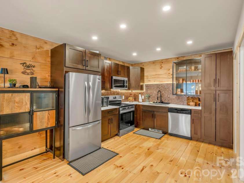 133 Greenbriar Road, Beech Mountain, NC 28604.  MLS# CAR4400899, YatesRealty ID 40121. 