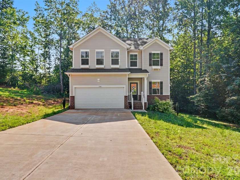 5146 Mark Drive, Hickory, NC 28601.  MLS# CAR4404327, YatesRealty ID 40125. 