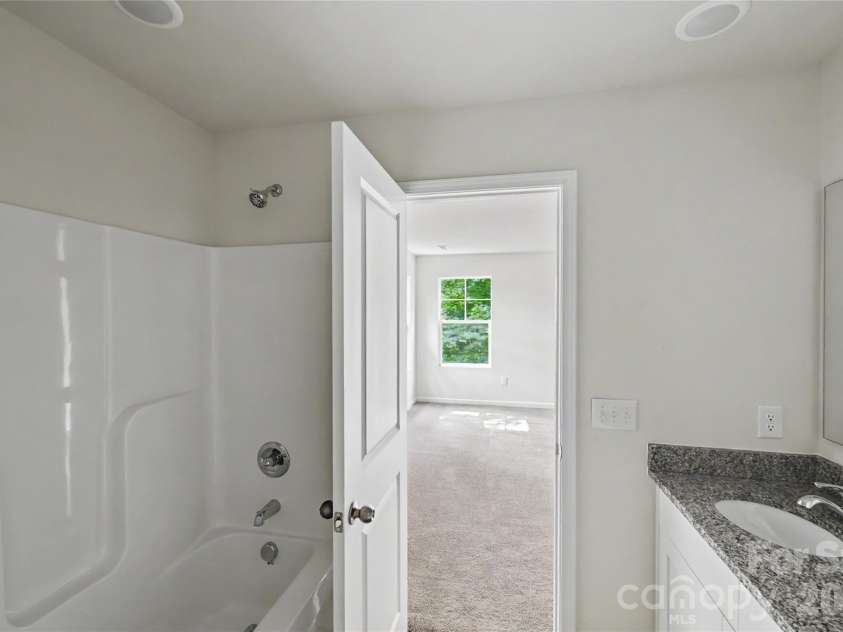5146 Mark Drive, Hickory, NC 28601.  MLS# CAR4404327, YatesRealty ID 40125. 