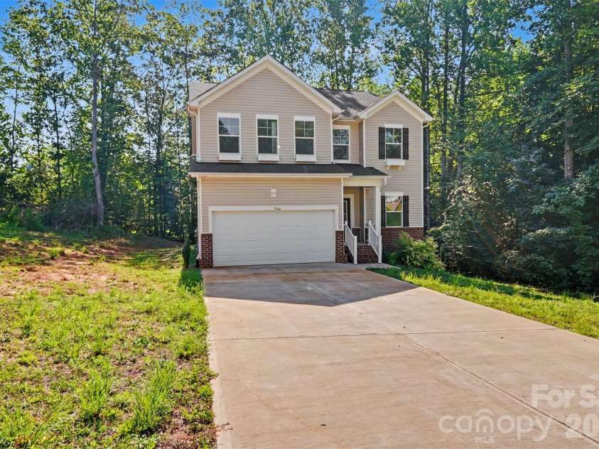 5146 Mark Drive, Hickory, NC 28601.  MLS# CAR4404327, YatesRealty ID 40125. 