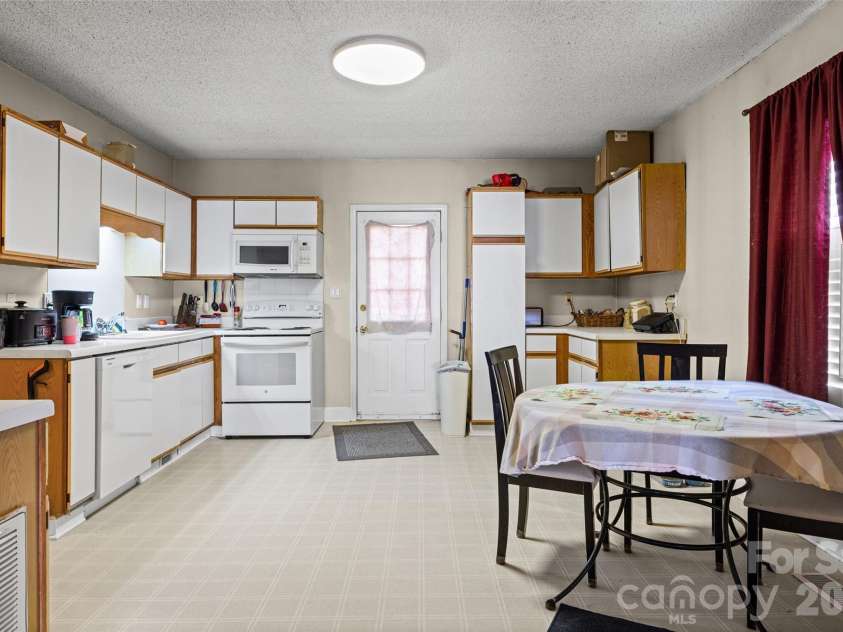 243 8th Avenue, Cramerton, NC 28032.  MLS# CAR4406563, YatesRealty ID 40126. 1Bed/ Kitchen