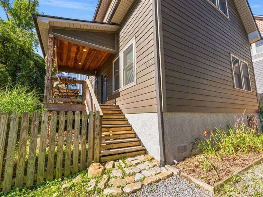 109 Portmanvilla Road, Black Mountain, NC 28711.  MLS# CAR4405511, YatesRealty ID 40127. 