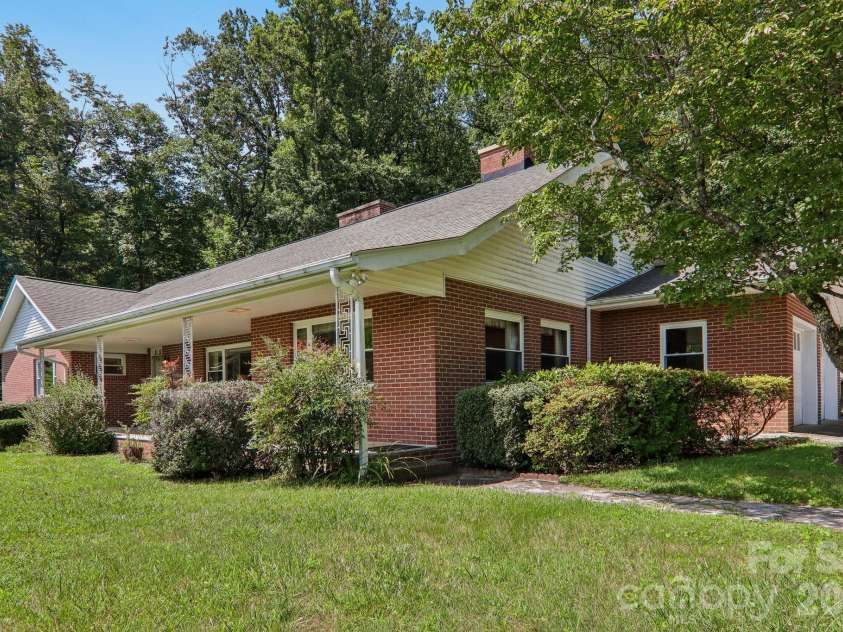 1404 Valmont Drive, Hendersonville, NC 28791.  MLS# CAR4407369, YatesRealty ID 40129. 