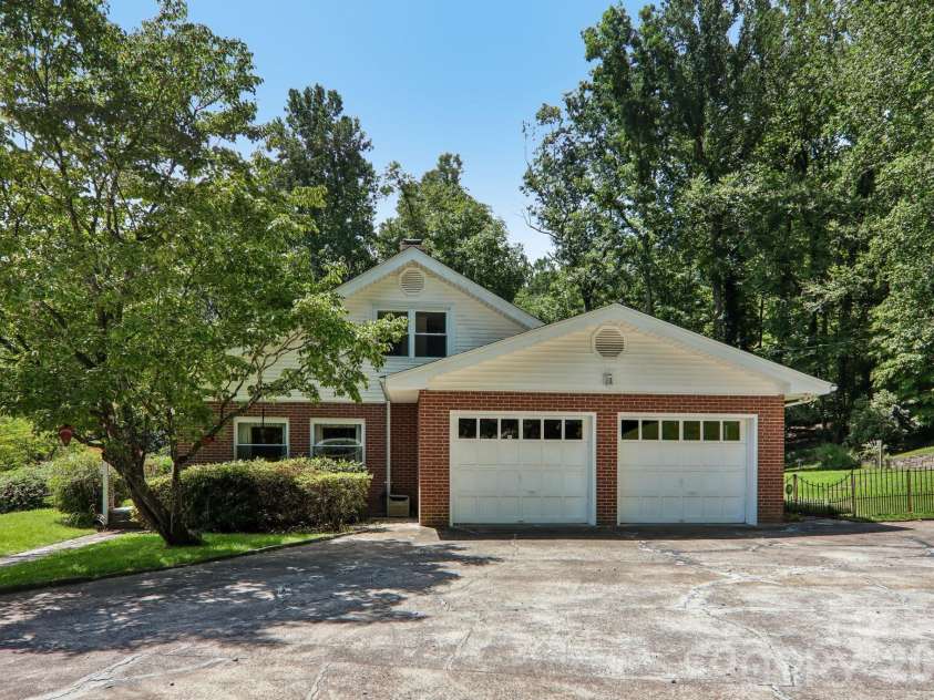 1404 Valmont Drive, Hendersonville, NC 28791.  MLS# CAR4407369, YatesRealty ID 40129. 