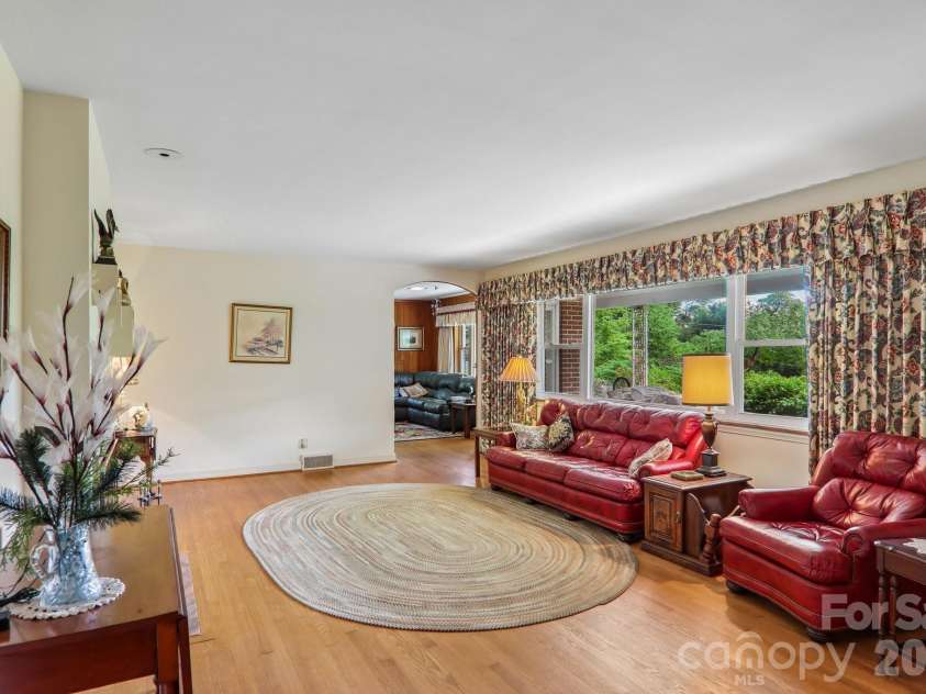 1404 Valmont Drive, Hendersonville, NC 28791.  MLS# CAR4407369, YatesRealty ID 40129. 