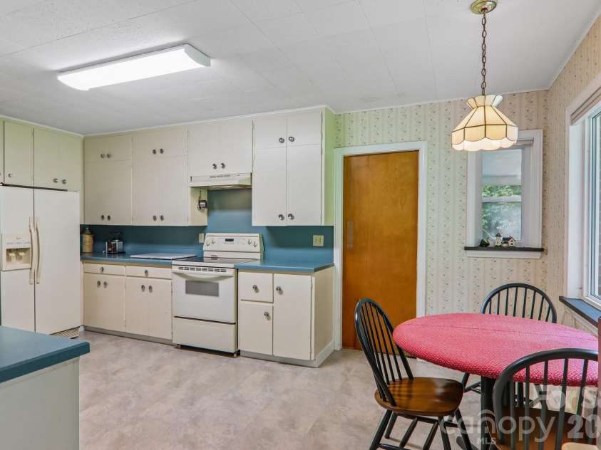 1404 Valmont Drive, Hendersonville, NC 28791.  MLS# CAR4407369, YatesRealty ID 40129. 
