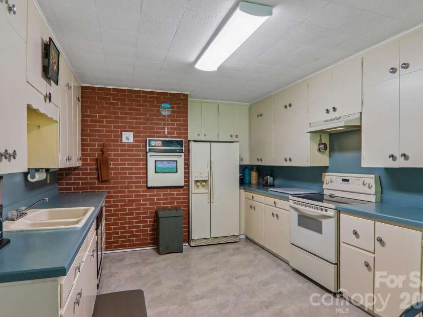 1404 Valmont Drive, Hendersonville, NC 28791.  MLS# CAR4407369, YatesRealty ID 40129. 