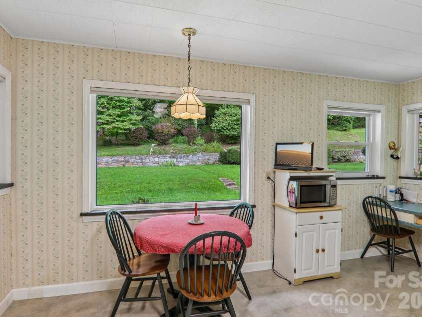 1404 Valmont Drive, Hendersonville, NC 28791.  MLS# CAR4407369, YatesRealty ID 40129. 