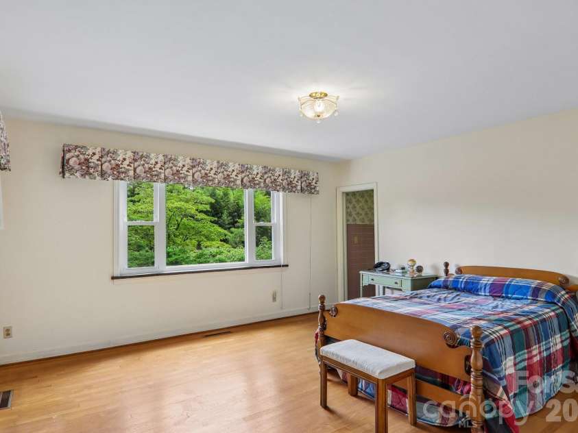 1404 Valmont Drive, Hendersonville, NC 28791.  MLS# CAR4407369, YatesRealty ID 40129. 
