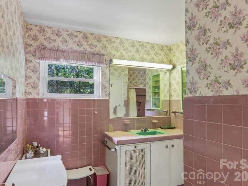 1404 Valmont Drive, Hendersonville, NC 28791.  MLS# CAR4407369, YatesRealty ID 40129. 