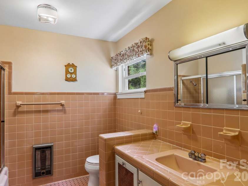 1404 Valmont Drive, Hendersonville, NC 28791.  MLS# CAR4407369, YatesRealty ID 40129. 