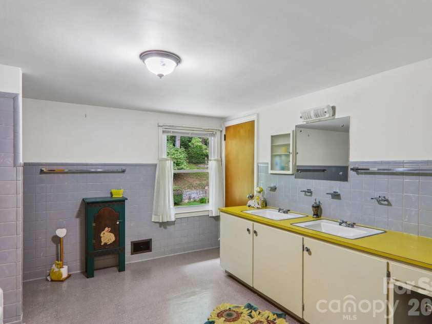 1404 Valmont Drive, Hendersonville, NC 28791.  MLS# CAR4407369, YatesRealty ID 40129. 