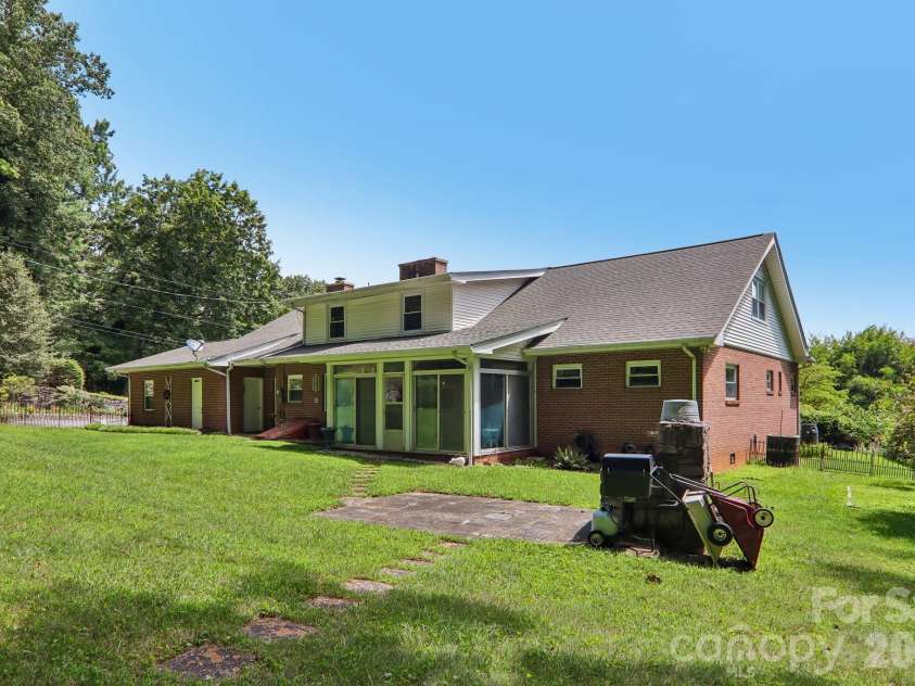 1404 Valmont Drive, Hendersonville, NC 28791.  MLS# CAR4407369, YatesRealty ID 40129. 