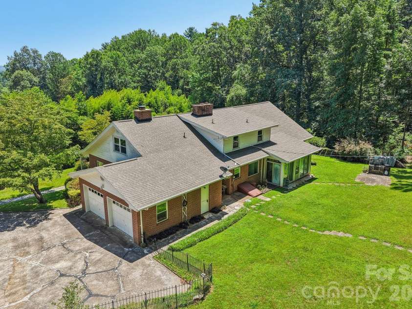1404 Valmont Drive, Hendersonville, NC 28791.  MLS# CAR4407369, YatesRealty ID 40129. 