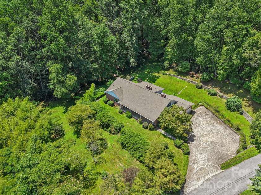 1404 Valmont Drive, Hendersonville, NC 28791.  MLS# CAR4407369, YatesRealty ID 40129. 
