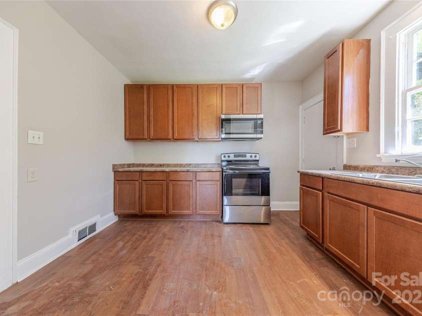 8 Bolt Drive, Shelby, NC 28150.  MLS# CAR4332003, YatesRealty ID 4013. Stainless Appliances