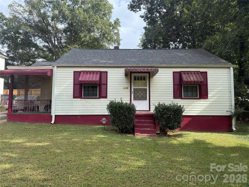 2618 Roslyn Avenue, Charlotte, NC 28208.  MLS# CAR4382934, YatesRealty ID 4014. 