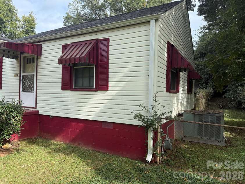 2618 Roslyn Avenue, Charlotte, NC 28208.  MLS# CAR4382934, YatesRealty ID 4014. 