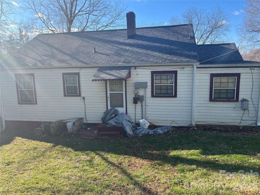 2618 Roslyn Avenue, Charlotte, NC 28208.  MLS# CAR4382934, YatesRealty ID 4014. 