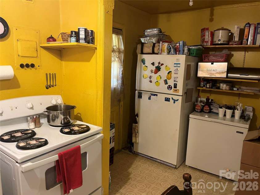 2618 Roslyn Avenue, Charlotte, NC 28208.  MLS# CAR4382934, YatesRealty ID 4014. 