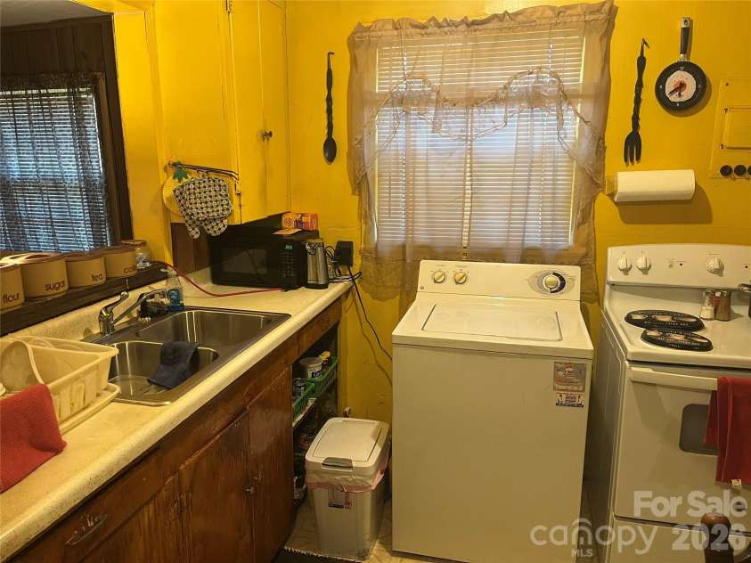 2618 Roslyn Avenue, Charlotte, NC 28208.  MLS# CAR4382934, YatesRealty ID 4014. 