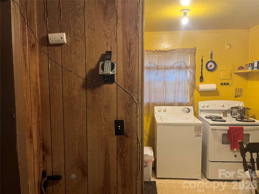 2618 Roslyn Avenue, Charlotte, NC 28208.  MLS# CAR4382934, YatesRealty ID 4014. 