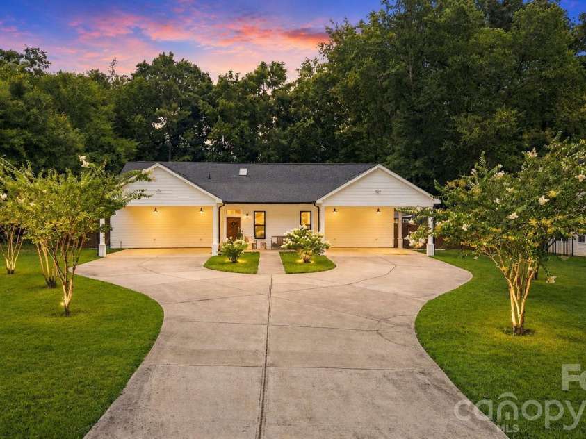 4515 Lindsay Lane, Matthews, NC 28105.  MLS# CAR4372208, YatesRealty ID 40140. 
