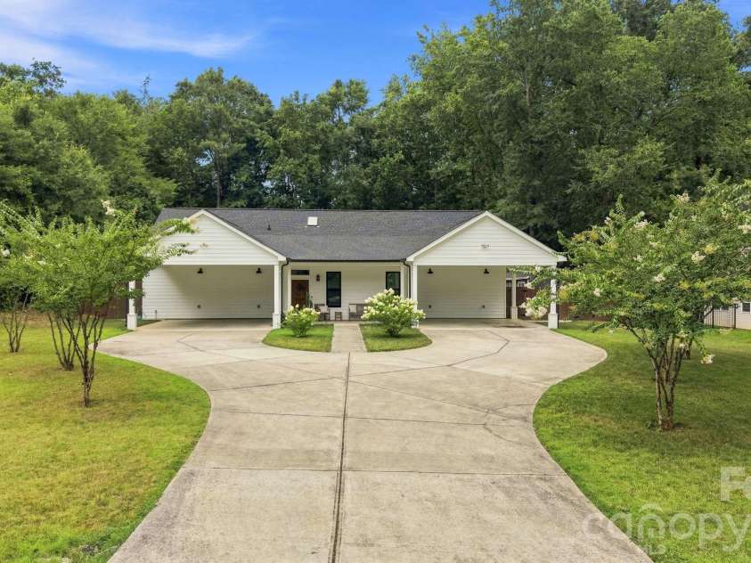 4515 Lindsay Lane, Matthews, NC 28105.  MLS# CAR4372208, YatesRealty ID 40140. 